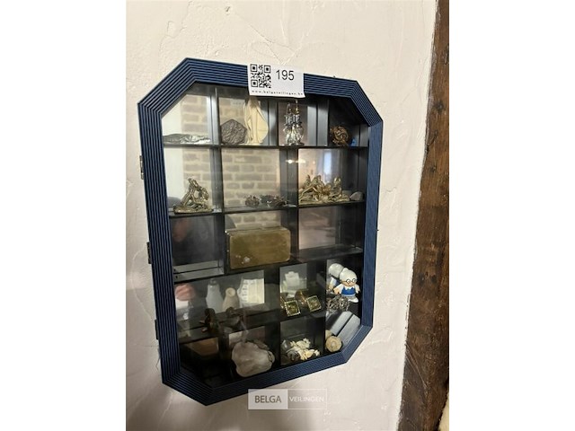 Gespiegelde vitrinekast met inhoud + oude podloodslijper - afbeelding 1 van  2