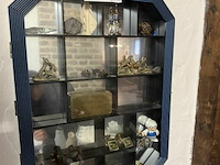 Gespiegelde vitrinekast met inhoud + oude podloodslijper - afbeelding 1 van  2