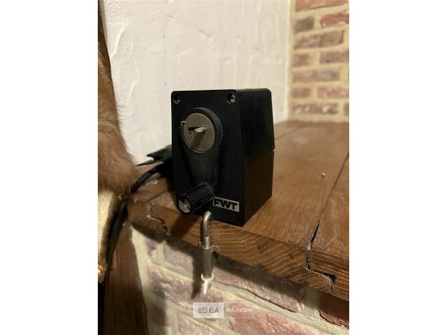 Gespiegelde vitrinekast met inhoud + oude podloodslijper - afbeelding 2 van  2