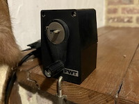 Gespiegelde vitrinekast met inhoud + oude podloodslijper - afbeelding 2 van  2