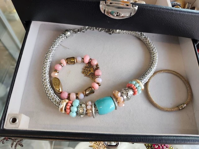 Gevarieerde collectie aan vintagesieraden en horloges met 3 sieradendoosjes en 1 wit mandje - afbeelding 2 van  14