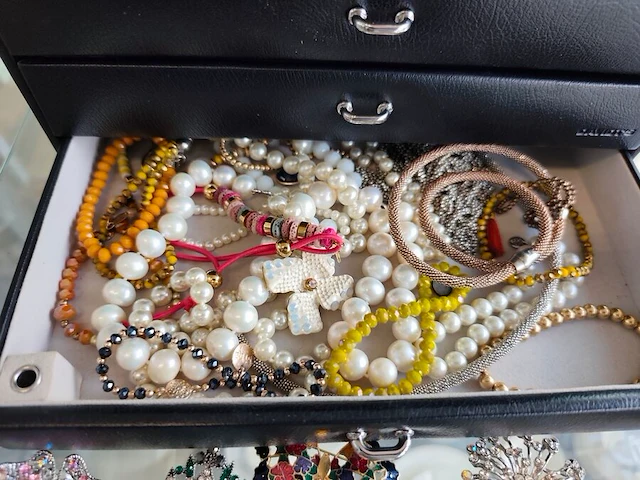 Gevarieerde collectie aan vintagesieraden en horloges met 3 sieradendoosjes en 1 wit mandje - afbeelding 3 van  14