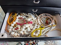 Gevarieerde collectie aan vintagesieraden en horloges met 3 sieradendoosjes en 1 wit mandje - afbeelding 3 van  14