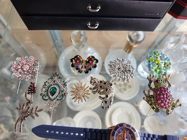Gevarieerde collectie aan vintagesieraden en horloges met 3 sieradendoosjes en 1 wit mandje - afbeelding 4 van  14