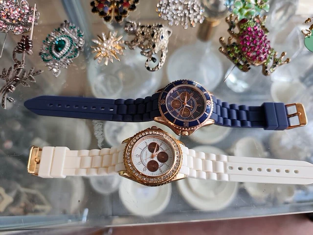 Gevarieerde collectie aan vintagesieraden en horloges met 3 sieradendoosjes en 1 wit mandje - afbeelding 5 van  14