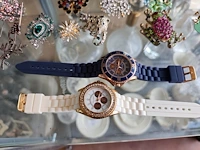 Gevarieerde collectie aan vintagesieraden en horloges met 3 sieradendoosjes en 1 wit mandje - afbeelding 5 van  14