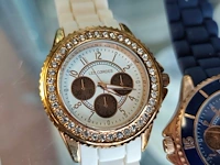 Gevarieerde collectie aan vintagesieraden en horloges met 3 sieradendoosjes en 1 wit mandje - afbeelding 6 van  14