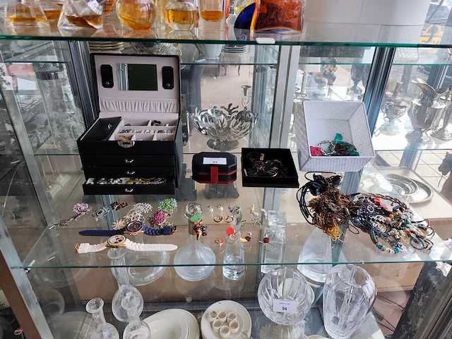 Gevarieerde collectie aan vintagesieraden en horloges met 3 sieradendoosjes en 1 wit mandje - afbeelding 1 van  14