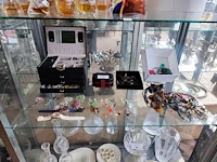 Gevarieerde collectie aan vintagesieraden en horloges met 3 sieradendoosjes en 1 wit mandje