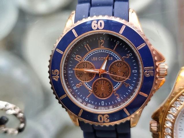 Gevarieerde collectie aan vintagesieraden en horloges met 3 sieradendoosjes en 1 wit mandje - afbeelding 7 van  14