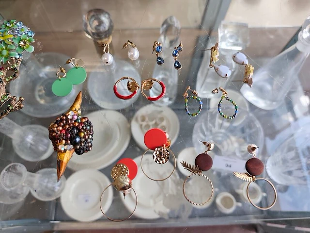 Gevarieerde collectie aan vintagesieraden en horloges met 3 sieradendoosjes en 1 wit mandje - afbeelding 8 van  14