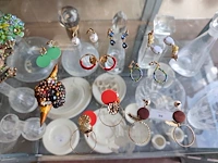 Gevarieerde collectie aan vintagesieraden en horloges met 3 sieradendoosjes en 1 wit mandje - afbeelding 8 van  14