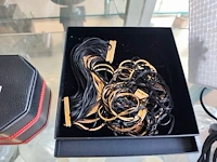Gevarieerde collectie aan vintagesieraden en horloges met 3 sieradendoosjes en 1 wit mandje - afbeelding 9 van  14