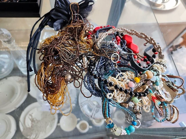 Gevarieerde collectie aan vintagesieraden en horloges met 3 sieradendoosjes en 1 wit mandje - afbeelding 10 van  14