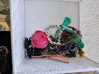 Gevarieerde collectie aan vintagesieraden en horloges met 3 sieradendoosjes en 1 wit mandje - afbeelding 11 van  14