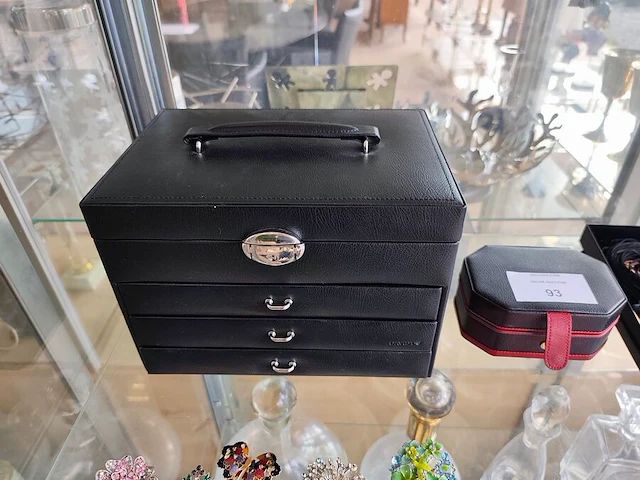 Gevarieerde collectie aan vintagesieraden en horloges met 3 sieradendoosjes en 1 wit mandje - afbeelding 12 van  14