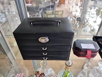 Gevarieerde collectie aan vintagesieraden en horloges met 3 sieradendoosjes en 1 wit mandje - afbeelding 12 van  14