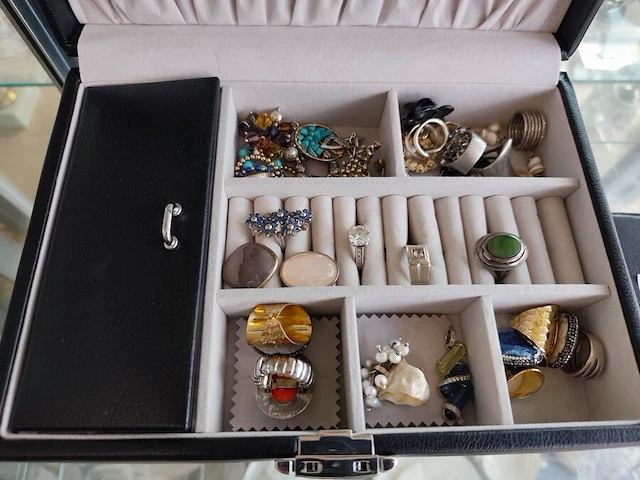 Gevarieerde collectie aan vintagesieraden en horloges met 3 sieradendoosjes en 1 wit mandje - afbeelding 13 van  14