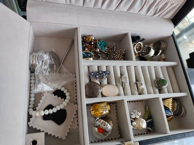 Gevarieerde collectie aan vintagesieraden en horloges met 3 sieradendoosjes en 1 wit mandje - afbeelding 14 van  14
