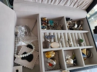 Gevarieerde collectie aan vintagesieraden en horloges met 3 sieradendoosjes en 1 wit mandje - afbeelding 14 van  14