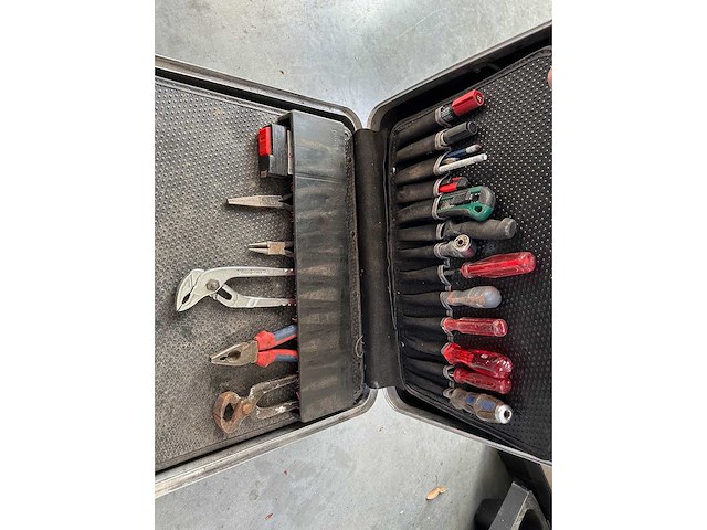 Gevulde gereedschapskoffer - various contractor materials - afbeelding 2 van  4