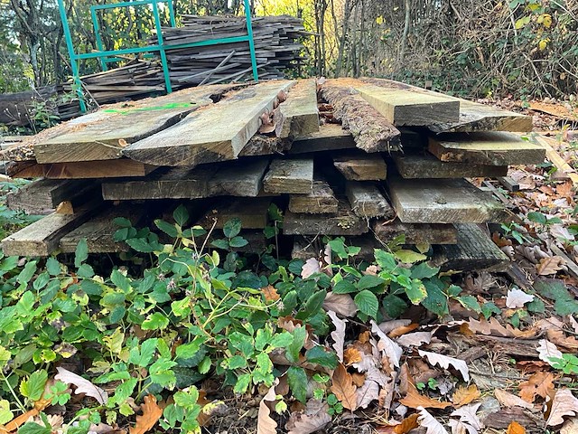 Gezaagde restjes in eikenhouten planken - afbeelding 3 van  5