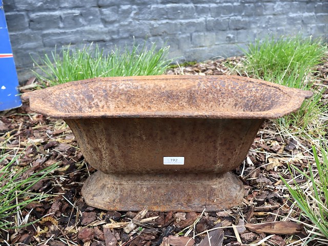 Gietijzeren bloempot - afbeelding 1 van  4