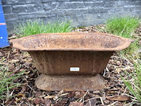 Gietijzeren bloempot - afbeelding 1 van  4