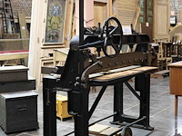 Gietijzeren kapmachine voor fineerhout - afbeelding 1 van  7