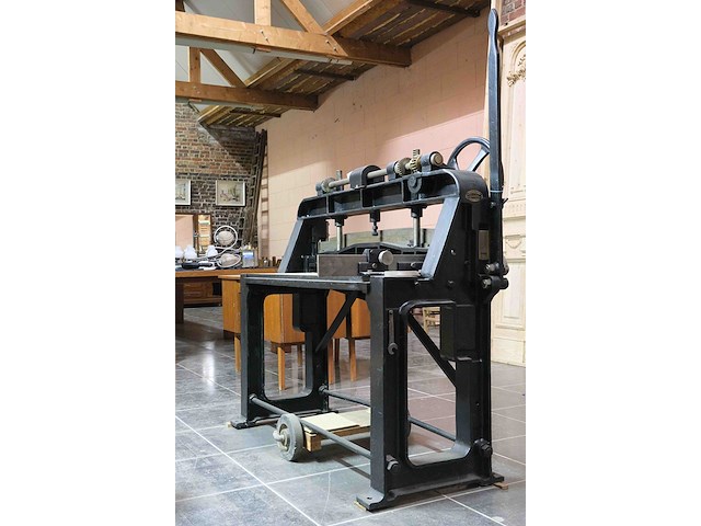 Gietijzeren kapmachine voor fineerhout - afbeelding 2 van  7