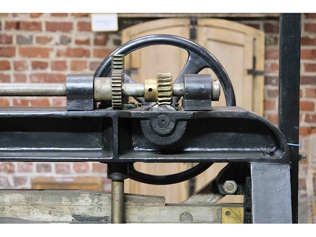 Gietijzeren kapmachine voor fineerhout - afbeelding 6 van  7
