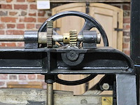 Gietijzeren kapmachine voor fineerhout - afbeelding 6 van  7