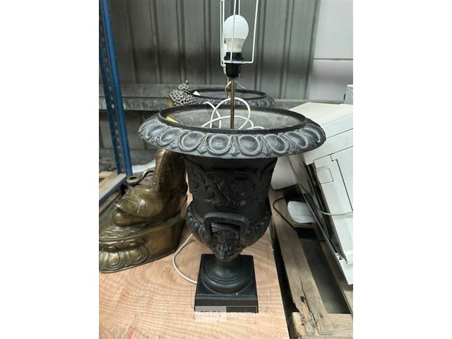 Gietijzeren lampedair - afbeelding 1 van  4