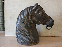 Gietijzeren paardenkop met ring