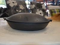 Gietijzeren pan met deksel diam. 36cm