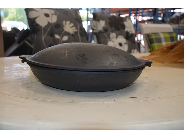Gietijzeren pan met deksel diam. 36cm - afbeelding 1 van  10