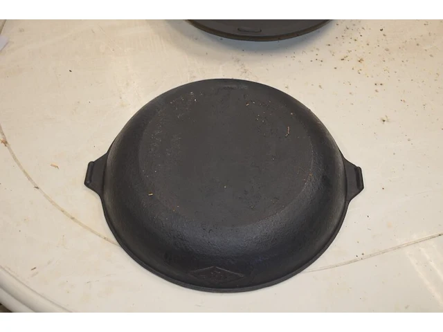 Gietijzeren pan met deksel diam. 36cm - afbeelding 2 van  10