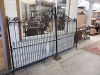 Gietijzeren poort met paarden - afbeelding 1 van  4