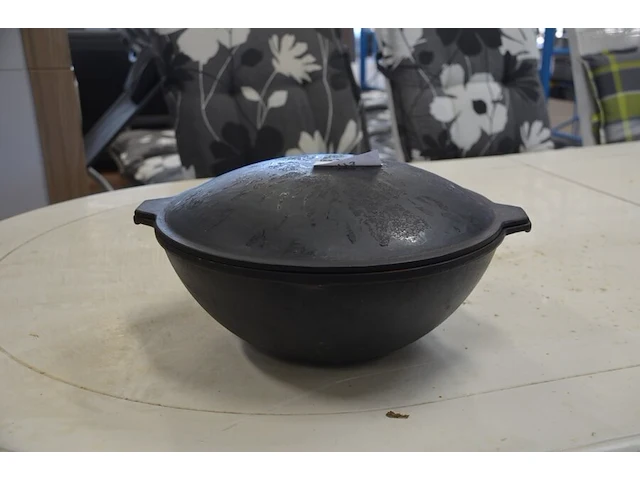 Gietijzeren pot met deksel diam. 36cm - afbeelding 1 van  7