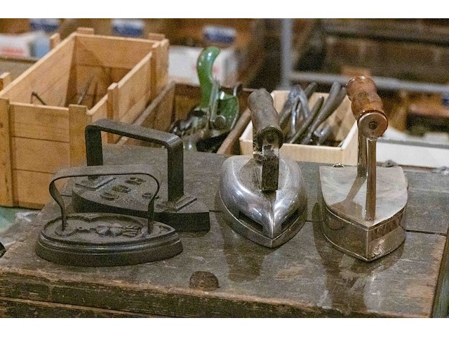 Gietijzeren strijkijzers - afbeelding 1 van  2