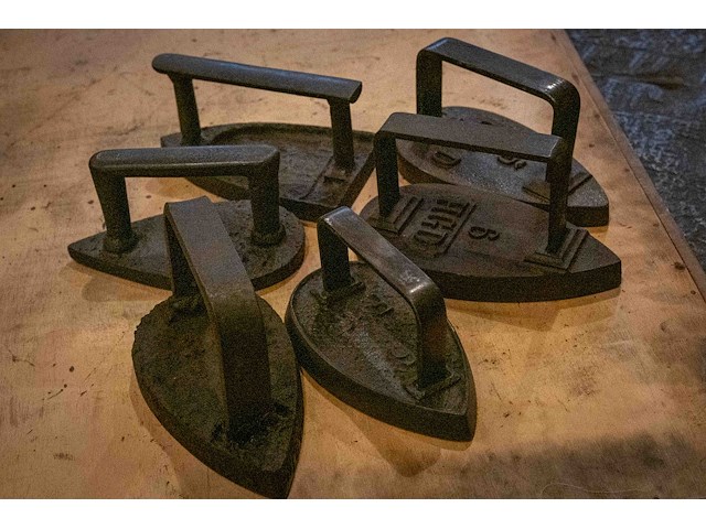 Gietijzeren strijkijzers - afbeelding 1 van  3