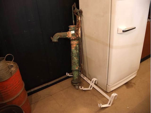 Gietijzeren waterpomp - afbeelding 1 van  6