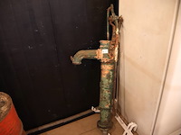 Gietijzeren waterpomp - afbeelding 2 van  6