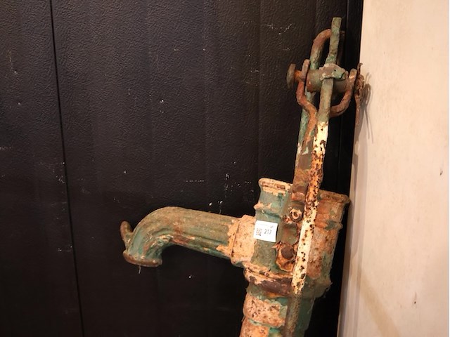 Gietijzeren waterpomp - afbeelding 3 van  6