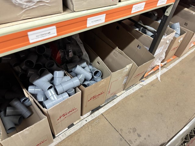 Giga lot - alle pvc hulpstukken liggende bovenverdieping - afbeelding 8 van  68