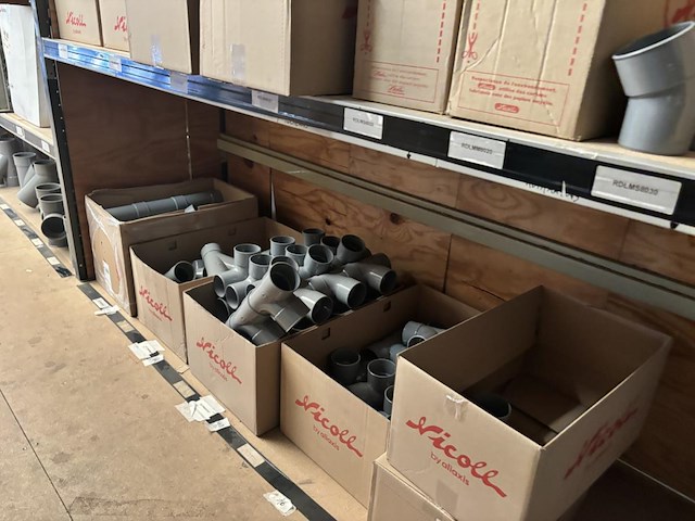Giga lot - alle pvc hulpstukken liggende bovenverdieping - afbeelding 43 van  68