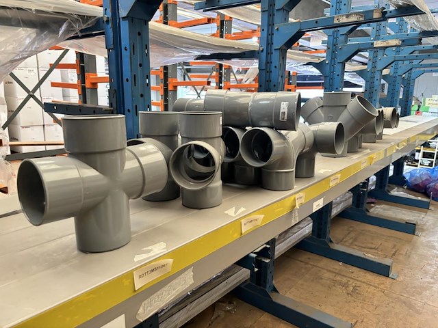 Giga lot - alle pvc hulpstukken liggende bovenverdieping - afbeelding 46 van  68