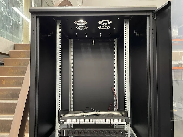Gigamedia serverkast - afbeelding 4 van  8