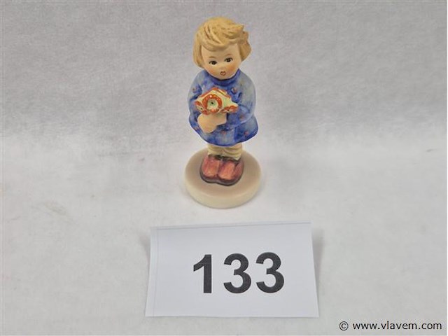 Girl with nosegay flowers - afbeelding 1 van  3