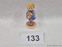 Girl with nosegay flowers - afbeelding 1 van  3